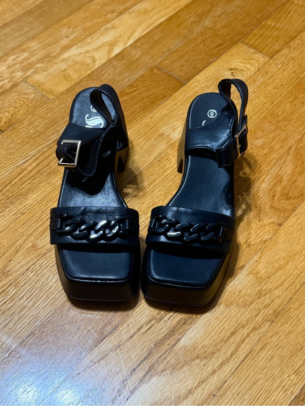 Black platform heels sandals size 6
Never worn